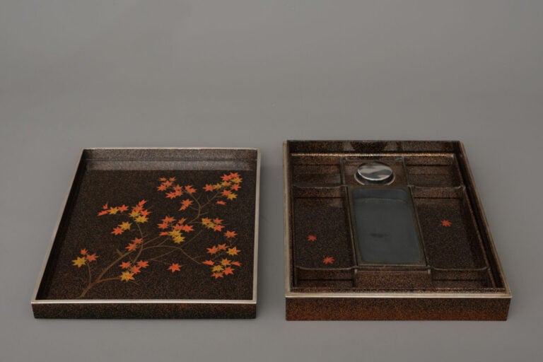 Boîte à écriture laquée (suzuribako) de forme rectangulaire. - Le couvercle pré…