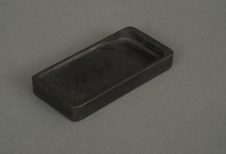 Boîte à écriture rectangulaire laquée suzuribako 硯箱 représentant deux cormorans…