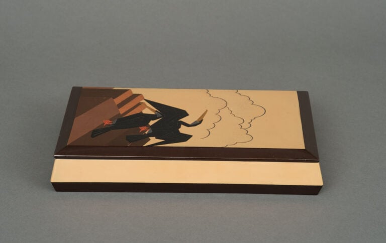 Boîte à écriture rectangulaire laquée suzuribako 硯箱 représentant deux cormorans…