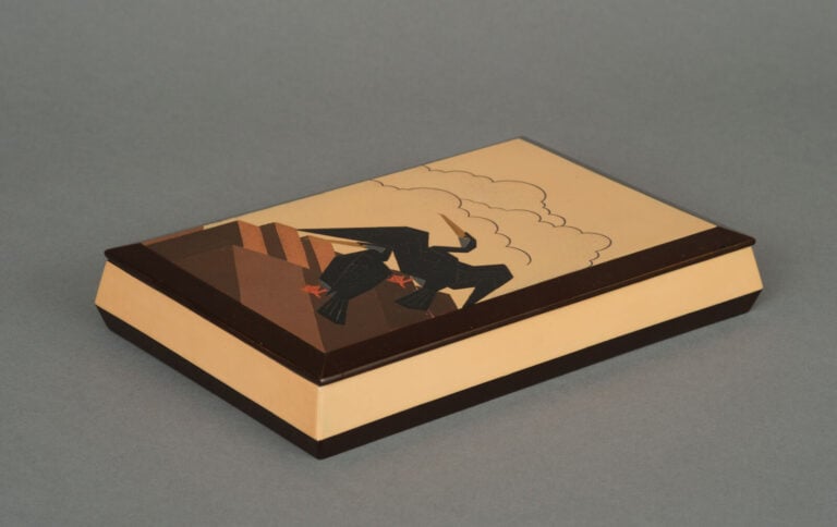 Boîte à écriture rectangulaire laquée suzuribako 硯箱 représentant deux cormorans…