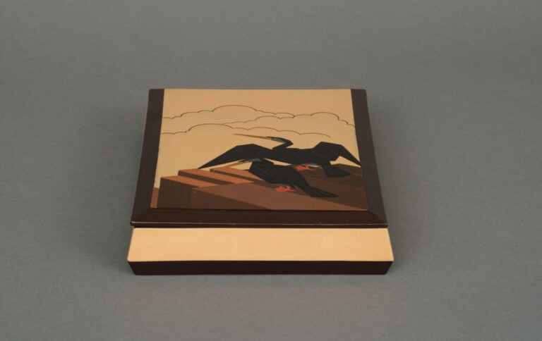 Boîte à écriture rectangulaire laquée suzuribako 硯箱 représentant deux cormorans…