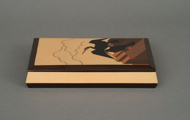 Boîte à écriture rectangulaire laquée suzuribako 硯箱 représentant deux cormorans…