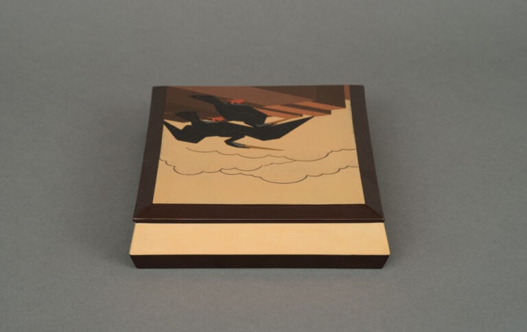 Boîte à écriture rectangulaire laquée suzuribako 硯箱 représentant deux cormorans…