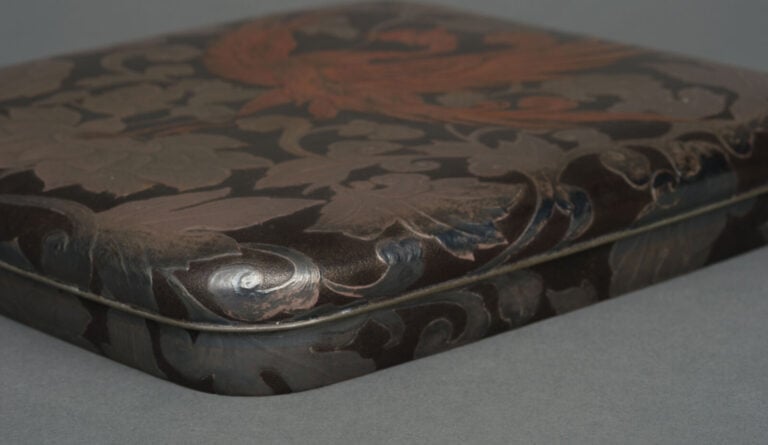 Boîte à encre rectangulaire laquée suzuri'bako 硯箱 (boîte à écrire) à couvercle…