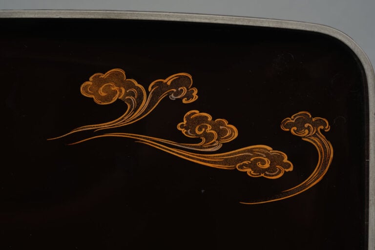Boîte à encre rectangulaire laquée suzuri'bako 硯箱 (boîte à écrire) à couvercle…