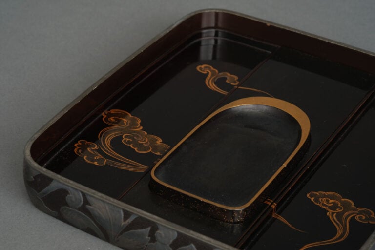 Boîte à encre rectangulaire laquée suzuri'bako 硯箱 (boîte à écrire) à couvercle…