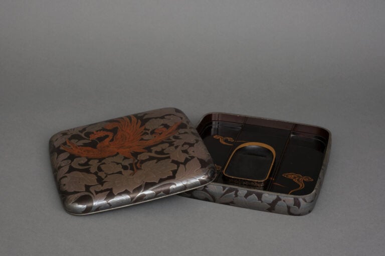 Boîte à encre rectangulaire laquée suzuri'bako 硯箱 (boîte à écrire) à couvercle…