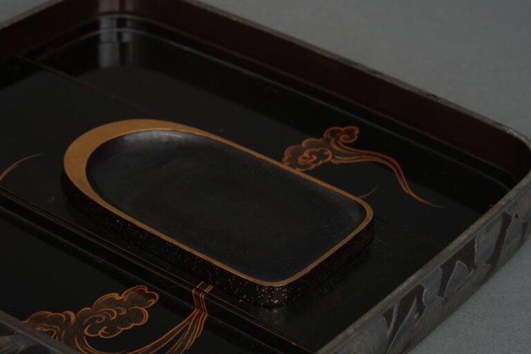 Boîte à encre rectangulaire laquée suzuri'bako 硯箱 (boîte à écrire) à couvercle…