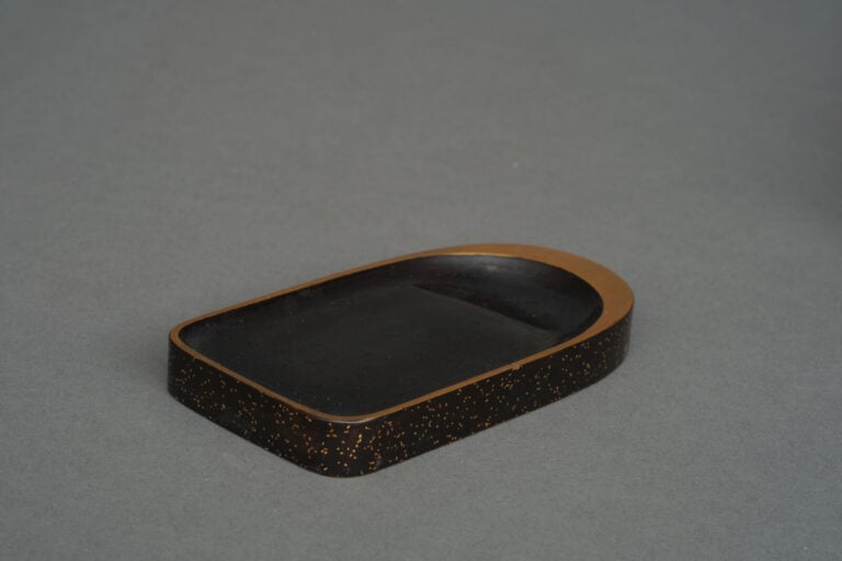 Boîte à encre rectangulaire laquée suzuri'bako 硯箱 (boîte à écrire) à couvercle…