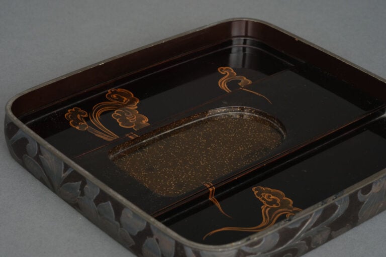 Boîte à encre rectangulaire laquée suzuri'bako 硯箱 (boîte à écrire) à couvercle…