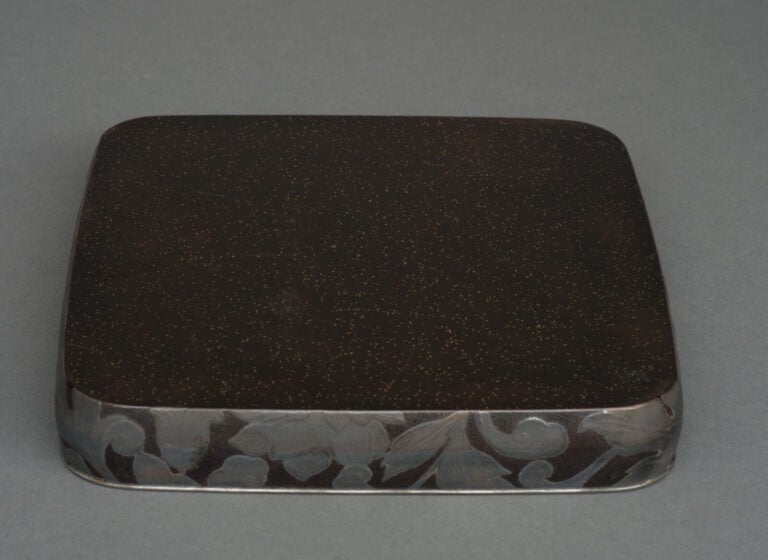 Boîte à encre rectangulaire laquée suzuri'bako 硯箱 (boîte à écrire) à couvercle…