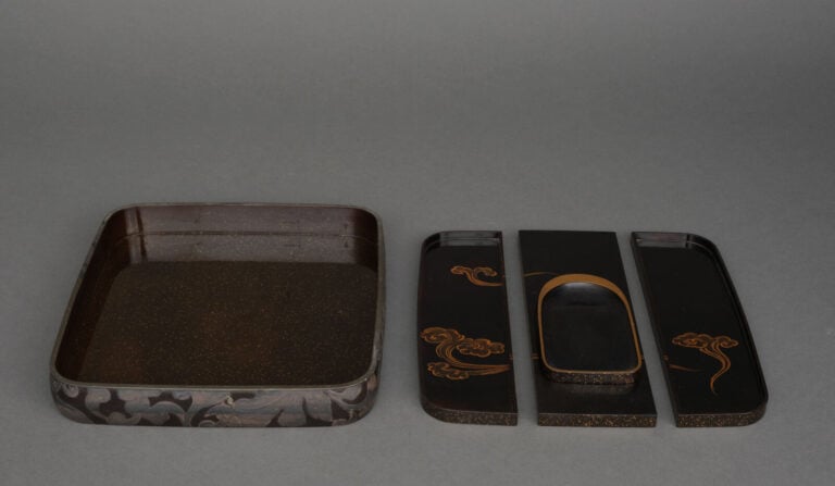 Boîte à encre rectangulaire laquée suzuri'bako 硯箱 (boîte à écrire) à couvercle…
