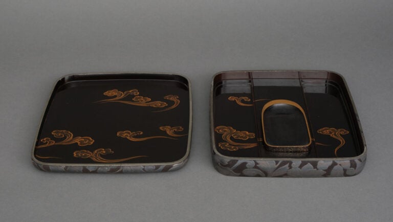 Boîte à encre rectangulaire laquée suzuri'bako 硯箱 (boîte à écrire) à couvercle…