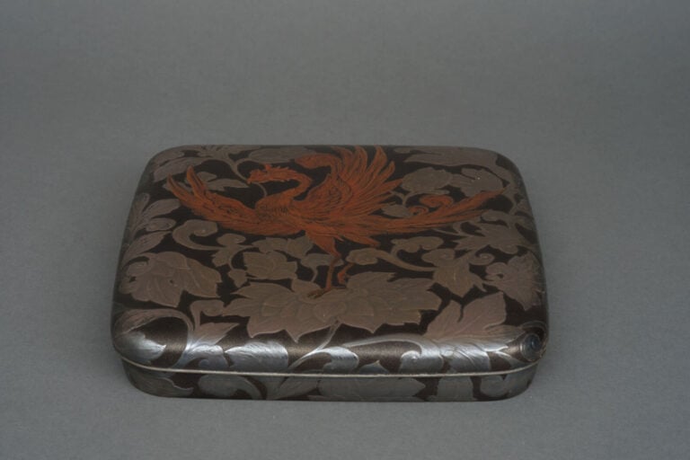 Boîte à encre rectangulaire laquée suzuri'bako 硯箱 (boîte à écrire) à couvercle…