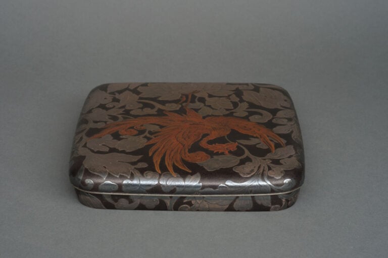 Boîte à encre rectangulaire laquée suzuri'bako 硯箱 (boîte à écrire) à couvercle…