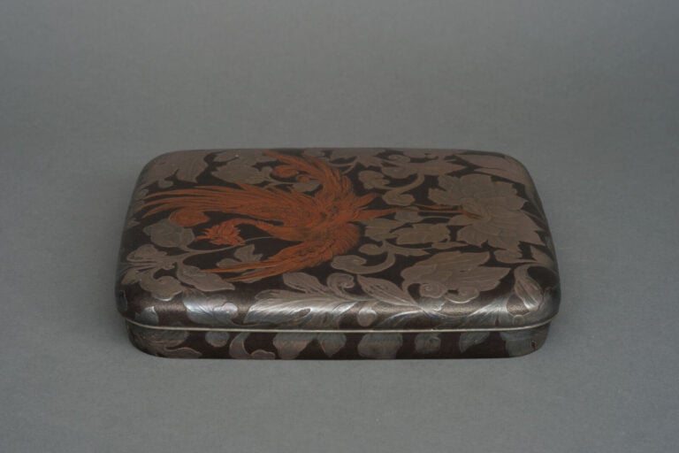 Boîte à encre rectangulaire laquée suzuri'bako 硯箱 (boîte à écrire) à couvercle…