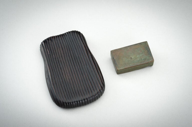 Boîte à encre (suzuri-bako) en laque, en forme de double par Hara Yôyûsai (1769…