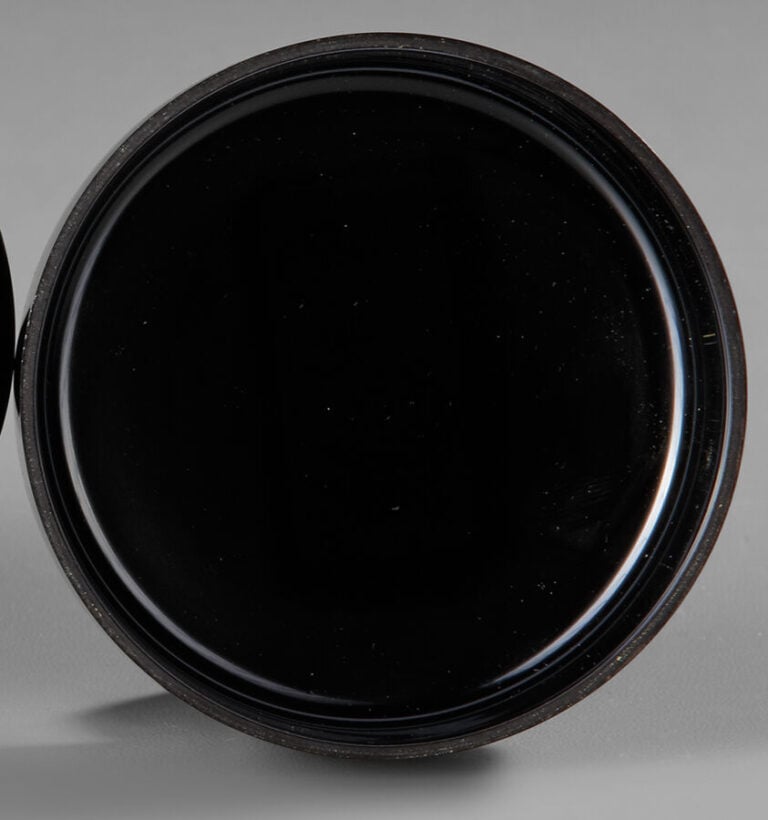 Boîte à thé en laque Kaga'ware 棗 (natsume) de Ôi Kôunsai 大 井 好 雲 斎 (née en 1930… Vente aux encheres – Auction House – Commissaire-priseur – Auctioneer - Boisgirard Antonini – Paris – Nice