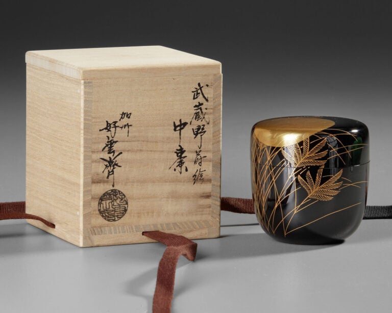 Boîte à thé en laque Kaga'ware 棗 (natsume) de Ôi Kôunsai 大 井 好 雲 斎 (née en 1930… Vente aux encheres – Auction House – Commissaire-priseur – Auctioneer - Boisgirard Antonini – Paris – Nice