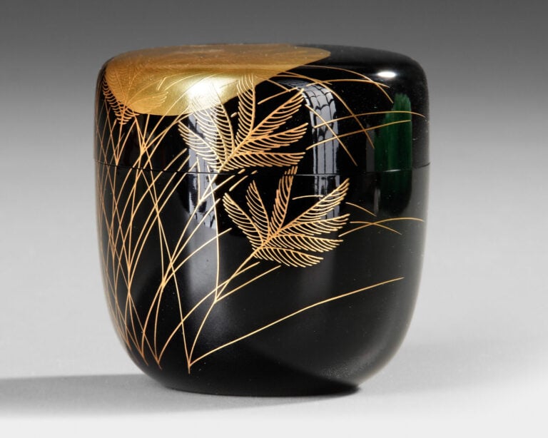 Boîte à thé en laque Kaga'ware 棗 (natsume) de Ôi Kôunsai 大 井 好 雲 斎 (née en 1930… Vente aux encheres – Auction House – Commissaire-priseur – Auctioneer - Boisgirard Antonini – Paris – Nice