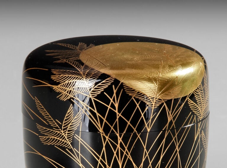 Boîte à thé en laque Kaga'ware 棗 (natsume) de Ôi Kôunsai 大 井 好 雲 斎 (née en 1930… Vente aux encheres – Auction House – Commissaire-priseur – Auctioneer - Boisgirard Antonini – Paris – Nice