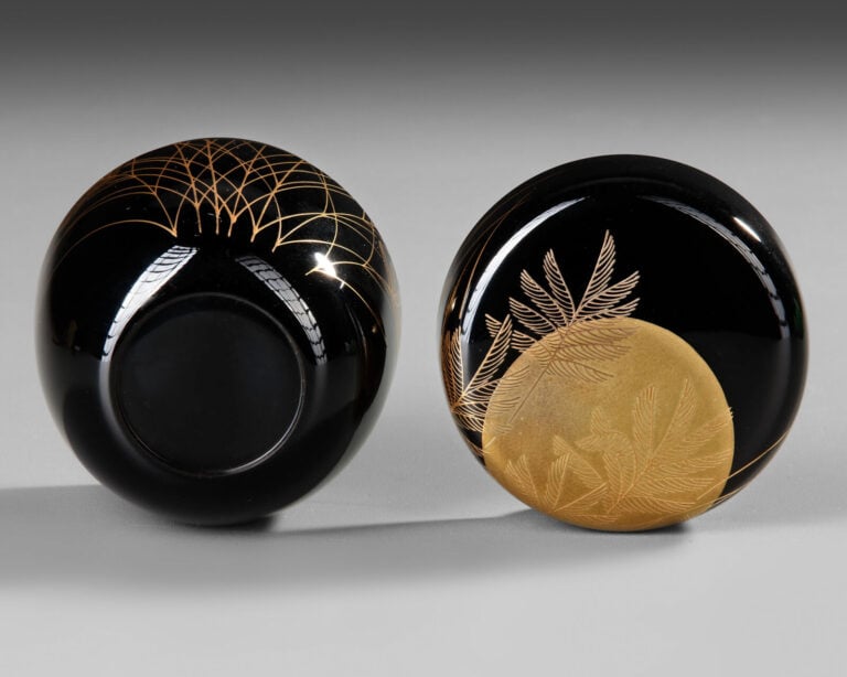 Boîte à thé en laque Kaga'ware 棗 (natsume) de Ôi Kôunsai 大 井 好 雲 斎 (née en 1930… Vente aux encheres – Auction House – Commissaire-priseur – Auctioneer - Boisgirard Antonini – Paris – Nice
