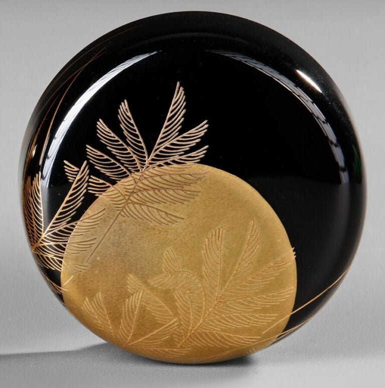 Boîte à thé en laque Kaga'ware 棗 (natsume) de Ôi Kôunsai 大 井 好 雲 斎 (née en 1930… Vente aux encheres – Auction House – Commissaire-priseur – Auctioneer - Boisgirard Antonini – Paris – Nice