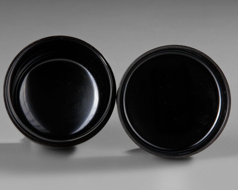 Boîte à thé en laque Kaga'ware 棗 (natsume) de Ôi Kôunsai 大 井 好 雲 斎 (née en 1930… Vente aux encheres – Auction House – Commissaire-priseur – Auctioneer - Boisgirard Antonini – Paris – Nice