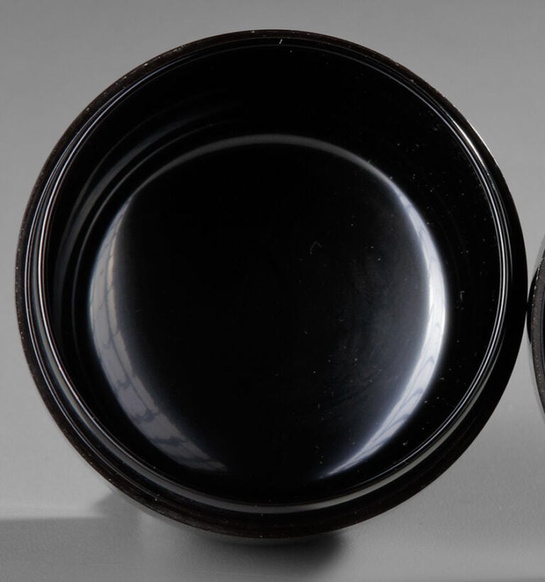 Boîte à thé en laque Kaga'ware 棗 (natsume) de Ôi Kôunsai 大 井 好 雲 斎 (née en 1930… Vente aux encheres – Auction House – Commissaire-priseur – Auctioneer - Boisgirard Antonini – Paris – Nice