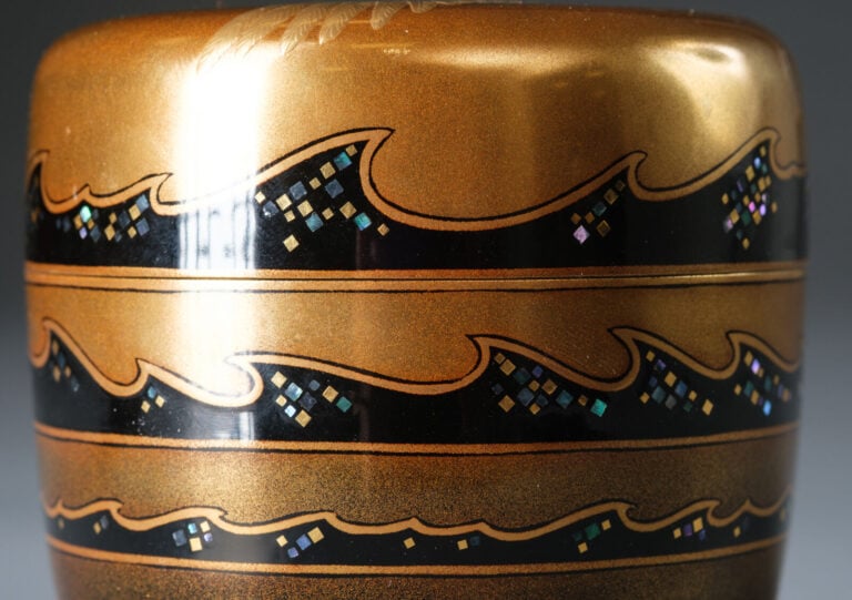 Boîte à thé laquée 棗 (natsume) réalisée par Hosokawa Shikô 細川司光 (né en 1941) et… Vente aux encheres – Auction House – Commissaire-priseur – Auctioneer - Boisgirard Antonini – Paris – Nice