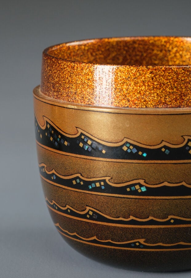 Boîte à thé laquée 棗 (natsume) réalisée par Hosokawa Shikô 細川司光 (né en 1941) et… Vente aux encheres – Auction House – Commissaire-priseur – Auctioneer - Boisgirard Antonini – Paris – Nice