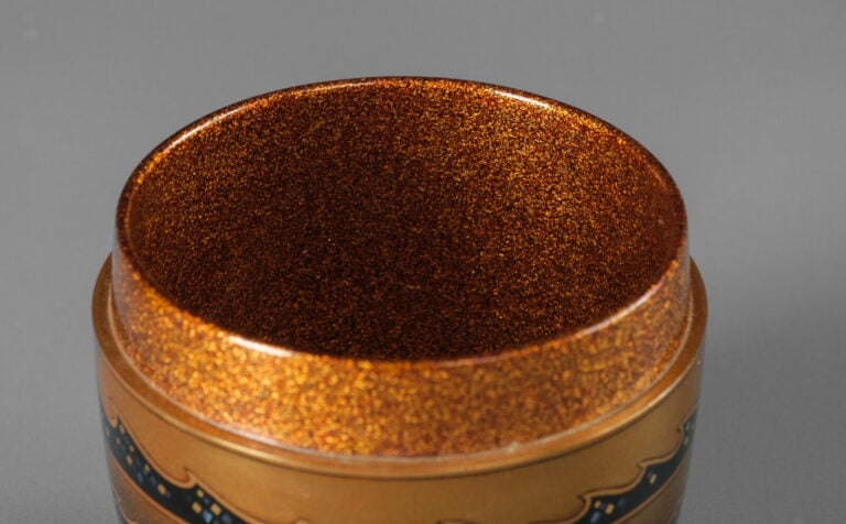 Boîte à thé laquée 棗 (natsume) réalisée par Hosokawa Shikô 細川司光 (né en 1941) et… Vente aux encheres – Auction House – Commissaire-priseur – Auctioneer - Boisgirard Antonini – Paris – Nice