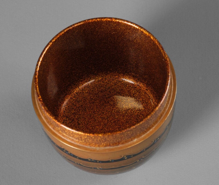 Boîte à thé laquée 棗 (natsume) réalisée par Hosokawa Shikô 細川司光 (né en 1941) et… Vente aux encheres – Auction House – Commissaire-priseur – Auctioneer - Boisgirard Antonini – Paris – Nice