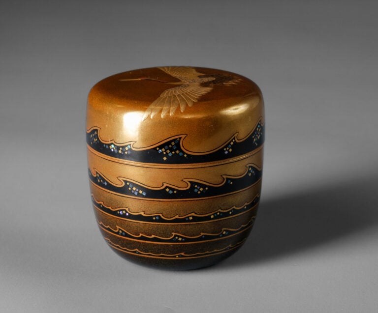 Boîte à thé laquée 棗 (natsume) réalisée par Hosokawa Shikô 細川司光 (né en 1941) et… Vente aux encheres – Auction House – Commissaire-priseur – Auctioneer - Boisgirard Antonini – Paris – Nice