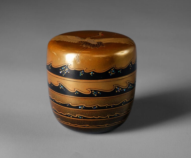 Boîte à thé laquée 棗 (natsume) réalisée par Hosokawa Shikô 細川司光 (né en 1941) et… Vente aux encheres – Auction House – Commissaire-priseur – Auctioneer - Boisgirard Antonini – Paris – Nice