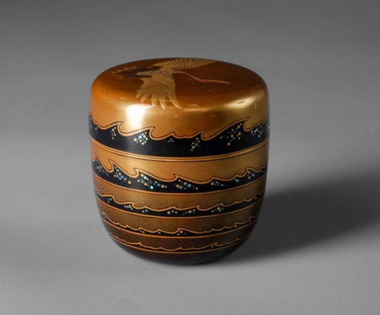 Boîte à thé laquée 棗 (natsume) réalisée par Hosokawa Shikô 細川司光 (né en 1941) et… Vente aux encheres – Auction House – Commissaire-priseur – Auctioneer - Boisgirard Antonini – Paris – Nice