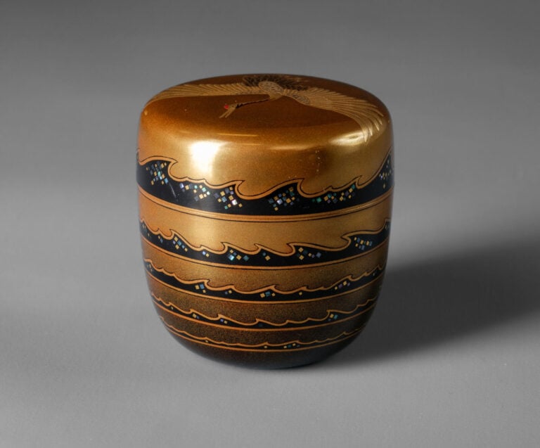 Boîte à thé laquée 棗 (natsume) réalisée par Hosokawa Shikô 細川司光 (né en 1941) et… Vente aux encheres – Auction House – Commissaire-priseur – Auctioneer - Boisgirard Antonini – Paris – Nice