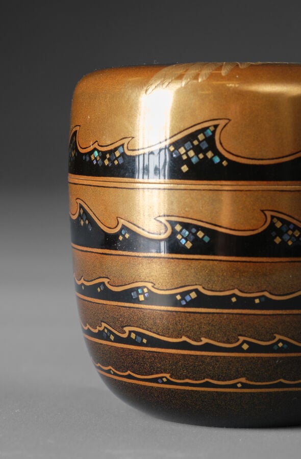 Boîte à thé laquée 棗 (natsume) réalisée par Hosokawa Shikô 細川司光 (né en 1941) et… Vente aux encheres – Auction House – Commissaire-priseur – Auctioneer - Boisgirard Antonini – Paris – Nice