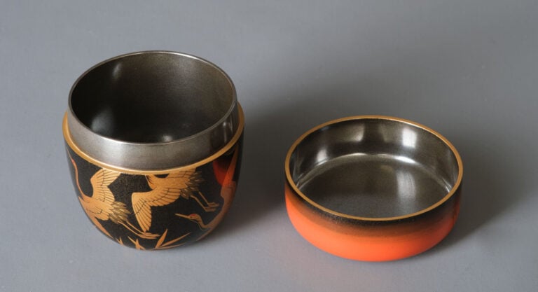 Boîte à thé laquée 棗 (natsume) réalisée par Nakano Kôichi 中野孝一 (né en 1947), dé… Vente aux encheres – Auction House – Commissaire-priseur – Auctioneer - Boisgirard Antonini – Paris – Nice