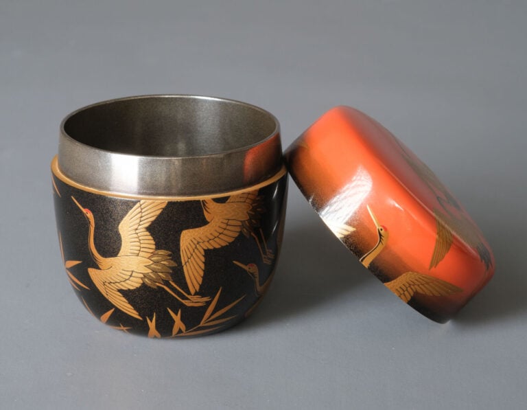 Boîte à thé laquée 棗 (natsume) réalisée par Nakano Kôichi 中野孝一 (né en 1947), dé… Vente aux encheres – Auction House – Commissaire-priseur – Auctioneer - Boisgirard Antonini – Paris – Nice