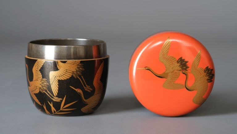 Boîte à thé laquée 棗 (natsume) réalisée par Nakano Kôichi 中野孝一 (né en 1947), dé… Vente aux encheres – Auction House – Commissaire-priseur – Auctioneer - Boisgirard Antonini – Paris – Nice
