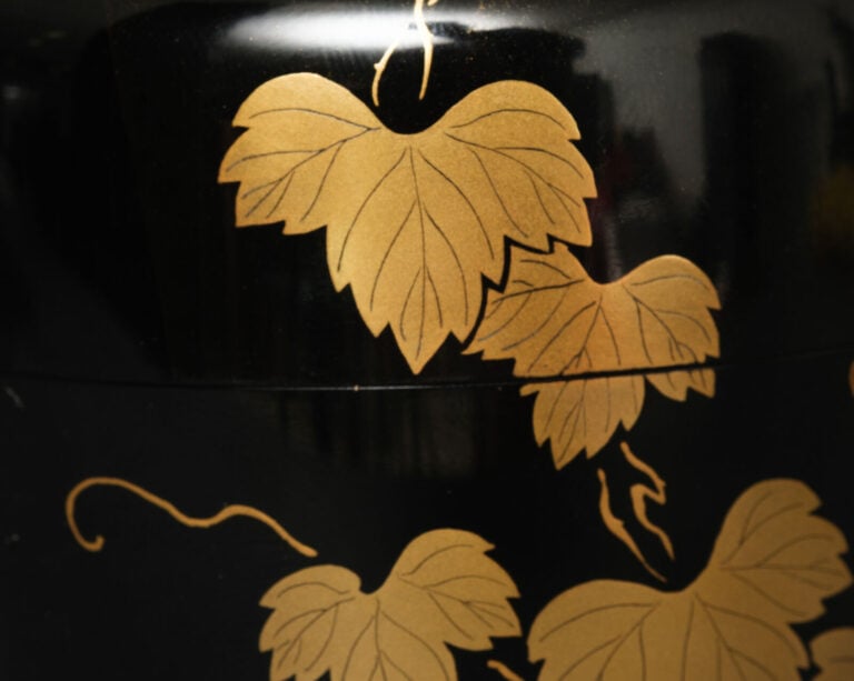 Boîte à thé laquée 棗 (natsume) réalisée par Toshi Kanagi 塗師薫和 (contemporain), à… Vente aux encheres – Auction House – Commissaire-priseur – Auctioneer - Boisgirard Antonini – Paris – Nice