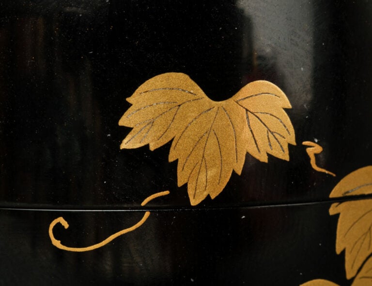 Boîte à thé laquée 棗 (natsume) réalisée par Toshi Kanagi 塗師薫和 (contemporain), à… Vente aux encheres – Auction House – Commissaire-priseur – Auctioneer - Boisgirard Antonini – Paris – Nice