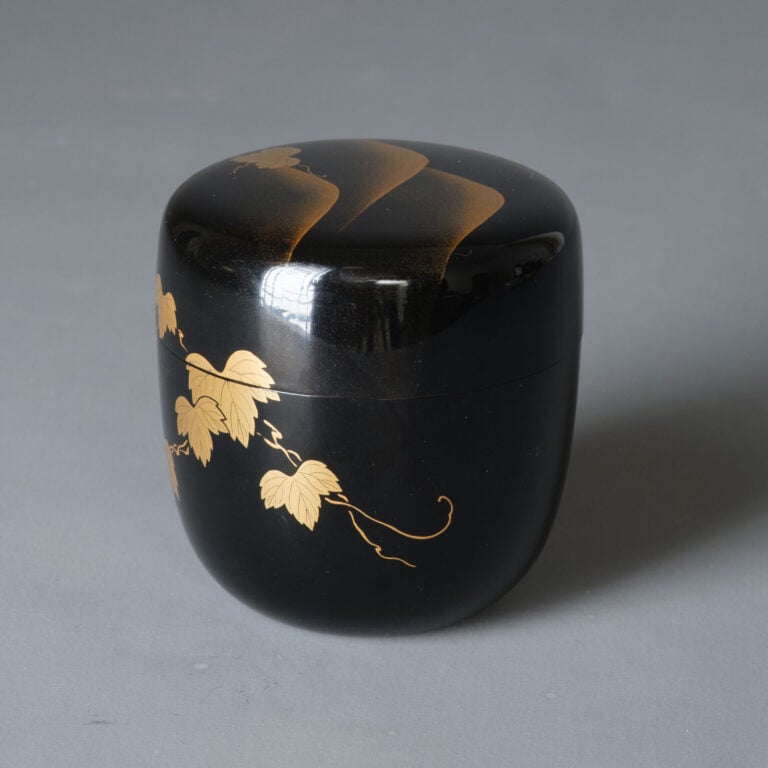 Boîte à thé laquée 棗 (natsume) réalisée par Toshi Kanagi 塗師薫和 (contemporain), à… Vente aux encheres – Auction House – Commissaire-priseur – Auctioneer - Boisgirard Antonini – Paris – Nice