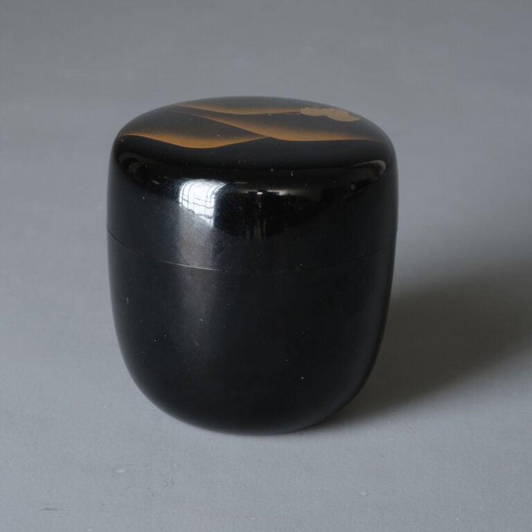 Boîte à thé laquée 棗 (natsume) réalisée par Toshi Kanagi 塗師薫和 (contemporain), à… Vente aux encheres – Auction House – Commissaire-priseur – Auctioneer - Boisgirard Antonini – Paris – Nice