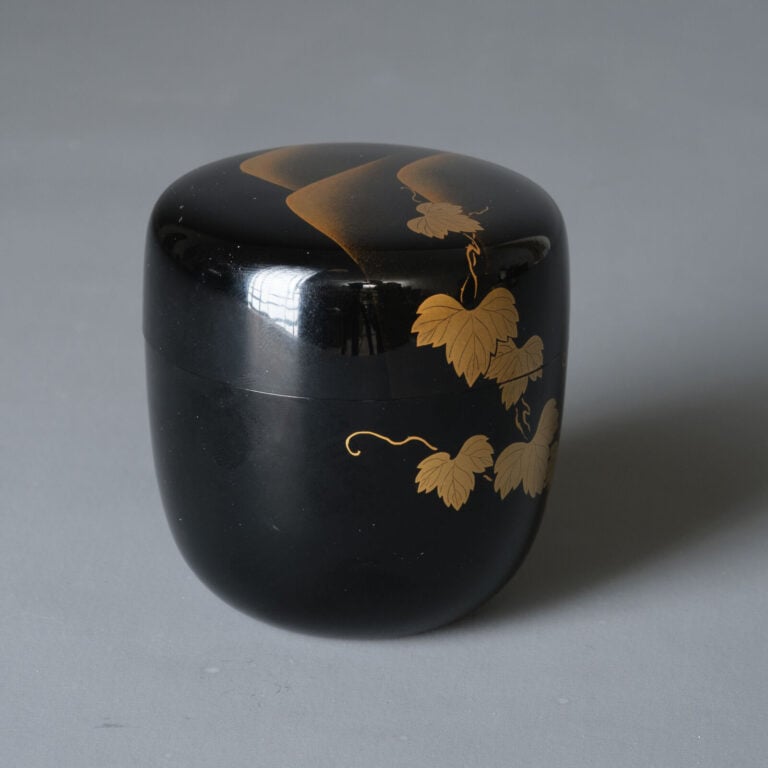 Boîte à thé laquée 棗 (natsume) réalisée par Toshi Kanagi 塗師薫和 (contemporain), à… Vente aux encheres – Auction House – Commissaire-priseur – Auctioneer - Boisgirard Antonini – Paris – Nice