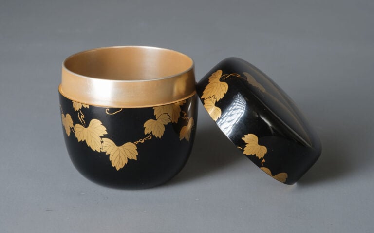 Boîte à thé laquée 棗 (natsume) réalisée par Toshi Kanagi 塗師薫和 (contemporain), à… Vente aux encheres – Auction House – Commissaire-priseur – Auctioneer - Boisgirard Antonini – Paris – Nice