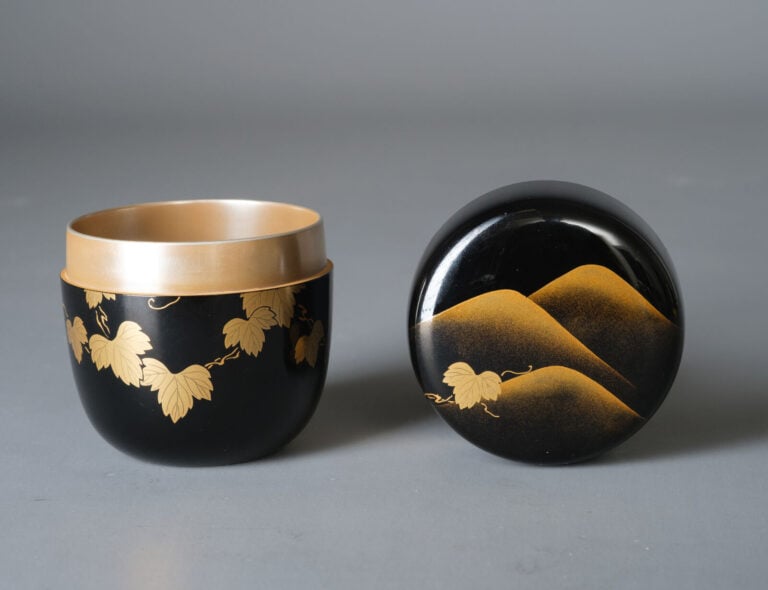 Boîte à thé laquée 棗 (natsume) réalisée par Toshi Kanagi 塗師薫和 (contemporain), à… Vente aux encheres – Auction House – Commissaire-priseur – Auctioneer - Boisgirard Antonini – Paris – Nice