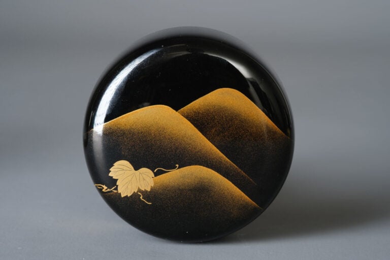 Boîte à thé laquée 棗 (natsume) réalisée par Toshi Kanagi 塗師薫和 (contemporain), à… Vente aux encheres – Auction House – Commissaire-priseur – Auctioneer - Boisgirard Antonini – Paris – Nice