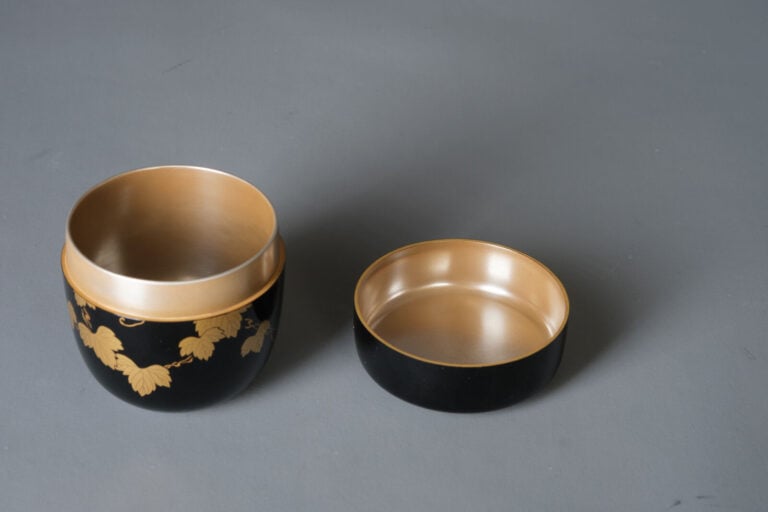 Boîte à thé laquée 棗 (natsume) réalisée par Toshi Kanagi 塗師薫和 (contemporain), à… Vente aux encheres – Auction House – Commissaire-priseur – Auctioneer - Boisgirard Antonini – Paris – Nice